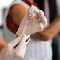 Postos de saúde registram filas para vacina da gripe em SP