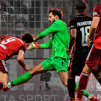 Bundesliga 21/22 | Trapp em dia heroico na vitória do Frankfurt e Leverkusen goleando de novo