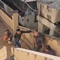 Vizinha diz que filho impedia entrada de médicos na casa onde corpo de idoso foi achado em decomposição