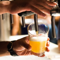 Consumo de álcool, mesmo em doses moderadas, eleva o acúmulo de ferro no cérebro