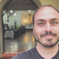 Quando Carlos ataca, ele não está fazendo isso sozinho