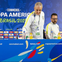 Sinto falta de variação de posicionamento na seleção, afirma Escobar