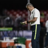 Tite estava pouco inspirado em campo e ficou preso ao esquema tático, diz Escobar