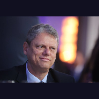 Tarcísio abraça radicalismo bolsonarista e arrisca futuro político, avalia cientista político