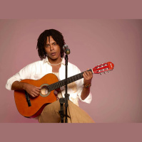 Djavan ficou muito emocionado diz filho e diretor de musical em homenagem ao cantor