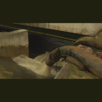 Sabesp despeja esgoto sem tratamento no Rio Tietê (SP)