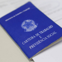 A relação de desemprego no Brasil recuou para 12,9% no trimestre fechado em abril.