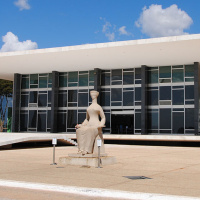 O STF faz sessão extraordinária para tentar reduzir estoque de processos antigos, alguns da década de 1990