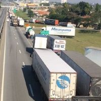 Pelo menos dez caminhoneiros, de acordo com a Concessionária NovaDutra, empresa que administra a Rodovia Presidente Dutra, participam no dia passado de uma manifestação no km 276 – sentido Rio de Janeiro – canteiro lateral da pista, em Barra Mansa.