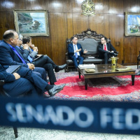 Presidente do Senado cobra Petrobras para conter combustíveis