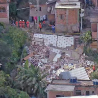 Casa de três andares desaba no Morro do Salgueiro no Rio de Janeiro