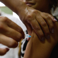 O Ministério da Saúde iniciou no dia passado uma campanha publicitária para impulsionar a vacinação de adolescentes contra o HPV