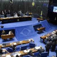 Senado aprova projeto que zera a cobrança de PIS/Cofins sobre o diesel.