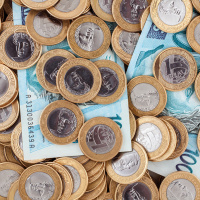A renda de 35% dos brasileiros é insuficiente para pagar as contas em dia, mostra um levantamento feito pela Confederação Nacional de Dirigentes Lojistas (CNDL) e pelo Serviço de Proteção ao Crédito (SPC Brasil)