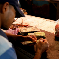 Venezuelanos fazem fila por carne estragada