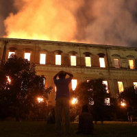 MEC promete repassar imediatamente R$ 10 milhões à UFRJ para a recuperação do Museu Nacional.