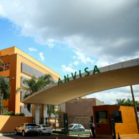 Anvisa recomenda uso obrigatório de máscaras em locais fechados