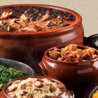 O Lions Clube Volta Redonda promove neste domingo, dia 26, das 12 às 15 horas, uma feijoada beneficente para arrecadar fundos para a campanha Natal das crianças”.