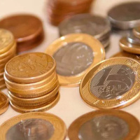 Parte da população brasileira ainda tem o hábito de guardar moedas em casa
