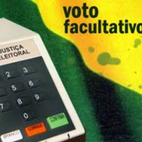 A proporção de eleitores com voto facultativo nas eleições deste ano é a mais baixa pelo menos desde 2002, apontam dados do Tribunal Superior Eleitoral (TSE).