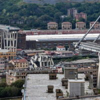 Ponte cai e mata 31 em Gênova
