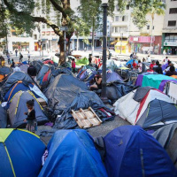 Um mês após tragédia, 300 pessoas ainda vivem no largo do Paissandu