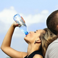 Beber água é a maneira mais eficiente e econônica de garantir o funcionamento do corpo humano