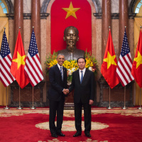 Obama seeks closer ties with Vietnam