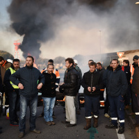 Strikes hit French oil refineries