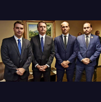 Filhos de Bolsonaro repudiam prisão do pai e Flávio diz que mantém vigília