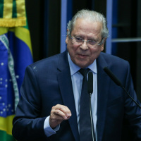 Aliado histórico, Dirceu faz discurso na linha do que será a campanha de Lula