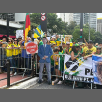 Flávio Bolsonaro e Nikolas Ferreira participam de ato da direita na av. Paulista