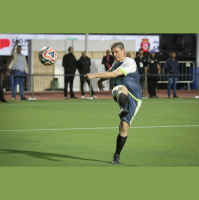 Tarcísio de Freitas marca gol da vitória em partida com prefeitos na abertura de congresso em SP