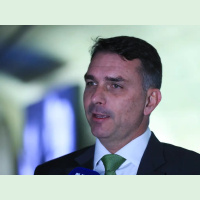 Flávio Bolsonaro sobe o tom contra governo e STF: quem tinha que estar preso está comandando o Brasil