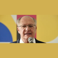 Sem citar Flávio Bolsonaro, Alckmin diz que quem defende a ditadura não deveria concorrer às eleições