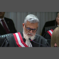 Durante posse como vice do TST, Caputo Bastos faz gesto de apoio a Lula