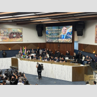 Flávio Bolsonaro recebe título de cidadão honorário em BH e é recebido por apoiadores e manifestantes contrários