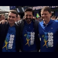 Em tom de campanha, Flávio Bolsonaro fala sobre guerra espiritual durante Marcha para Jesus