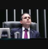Hugo Motta defende esforço conjunto para salvar o BRB