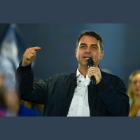 Flávio Bolsonaro volta a acenar ao eleitorado feminino e critica Lula em convenção do Republicanos