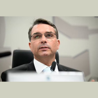 Flávio Bolsonaro critica Moraes e fala em suprema perseguição após condenação do pai