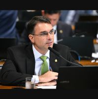 Flávio Bolsonaro chama Brasil de avião sem piloto após tarifa dos EUA contra o país