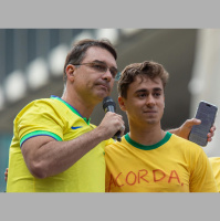 TSE é acionado por propaganda antecipada de Flávio Bolsonaro em ato na Avenida Paulista