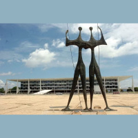 Segurança é reforçada na Praça dos Três Poderes após prisão domiciliar de Bolsonaro