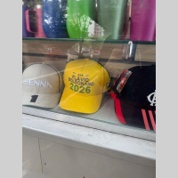 Bonés com o nome de Flávio Bolsonaro são vendidos em banca de área nobre da capital