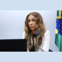 Erika Hilton pede ao STF bloqueio de bens de Eduardo Bolsonaro e condenação por crime de lesa-pátria