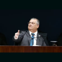 Dino vota por condenação dos réus e sinaliza penas menores para Heleno, Paulo Sério e Ramagem