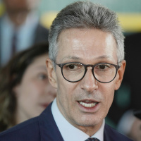 Zema propõe prêmio de R$ 5 mil para quem sair do Bolsa Família e conseguir carteira assinada