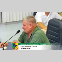 Vereador usa microfone de Câmara em SC para defender morte de cães de rua