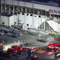 Many trapped in Japanese mall after earthquake